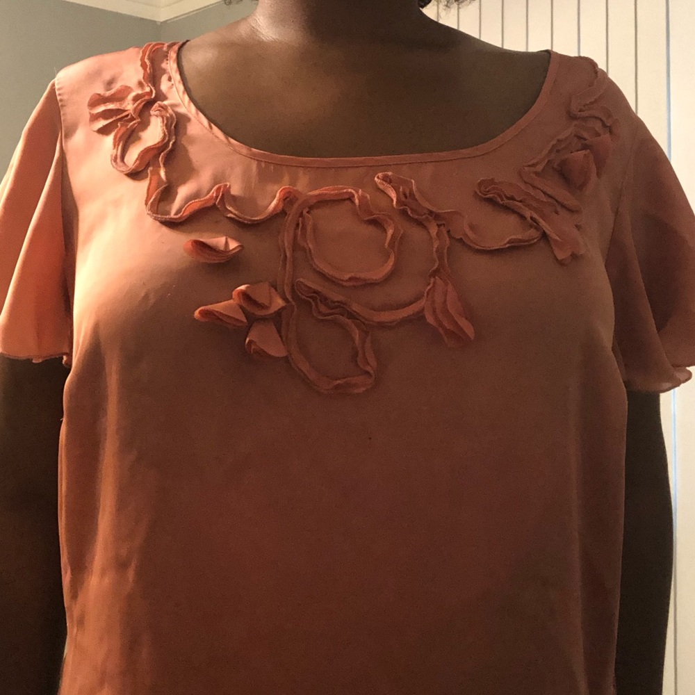 Coral colored top. Floral collar. 1x